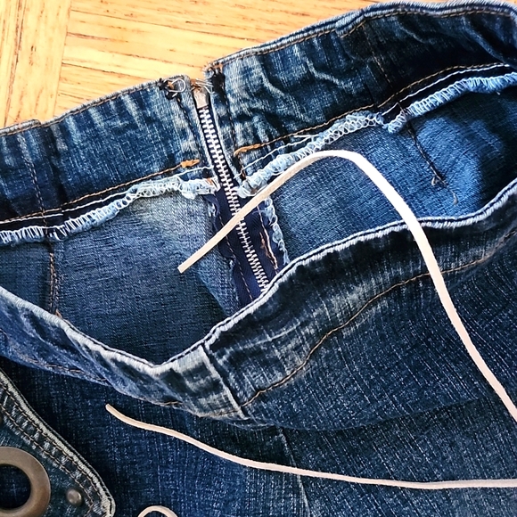 *NOTE* PRE-LOVED Y2K FLARE DISTRESSED DENIM JEANS-0 - Picture 4 of 7